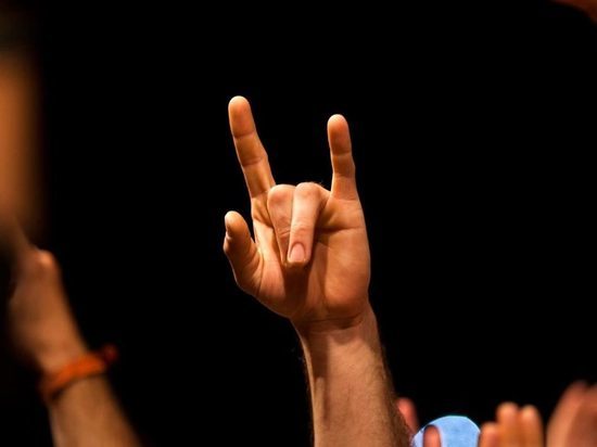 Россияне стали чаще слушать грустную музыку и тяжелый рок Россияне стали чаще слушать грустную музыку и тяжелый рок