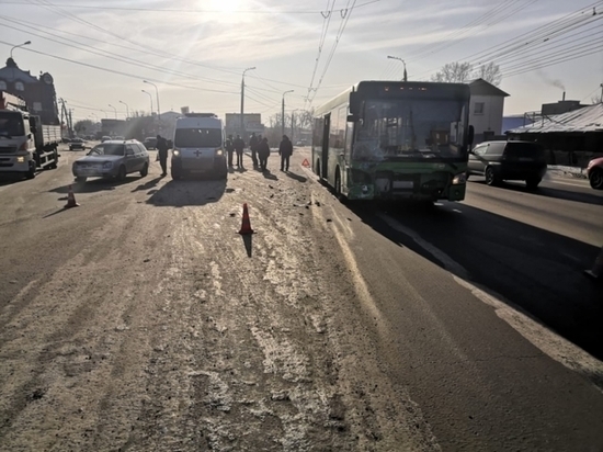 В Иркутске столкнулись автобус и «Лада», погибла женщина
