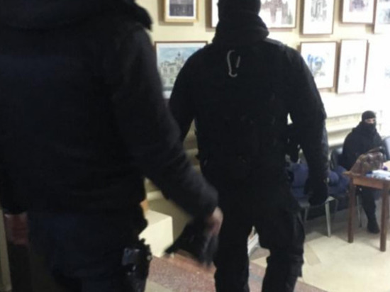 Следком: силовики пришли домой к чиновникам мэрии Бийска с обыском