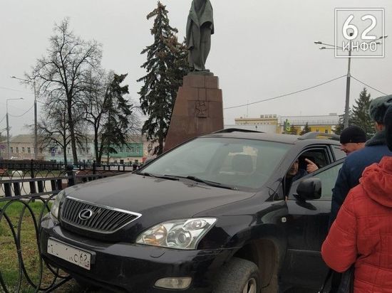 В Рязани на площади Ленина «Лексус» протаранил ограждение