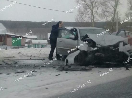 Иномарка в Киселёвске лишилась переда в ДТП
