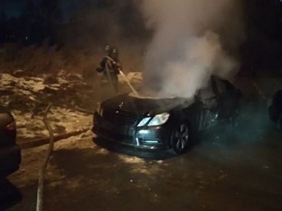На улице Костычева в Иркутске сгорел Mercedes-Benz