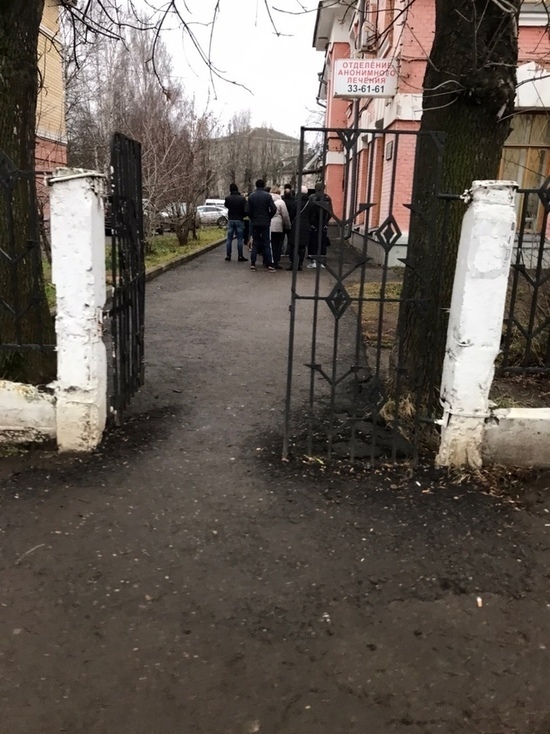 В ярославский областной наркодиспансер выстроились огромные очереди