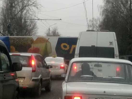 Продуктовая фура перекрыла движение по Грабцевскому шоссе в Калуге
