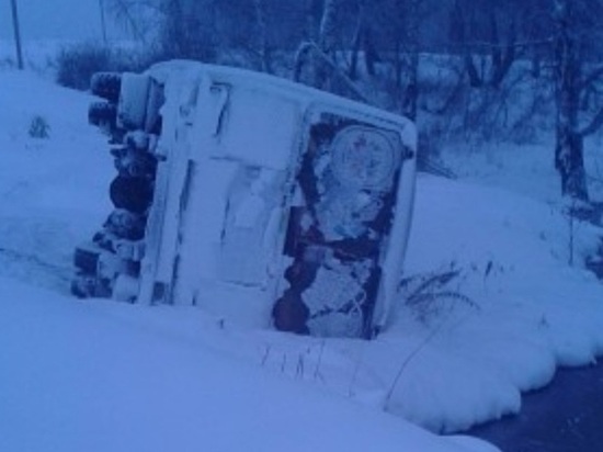 В Кузбассе автобус с пассажирами вылетел с дороги и опрокинулся на обочине