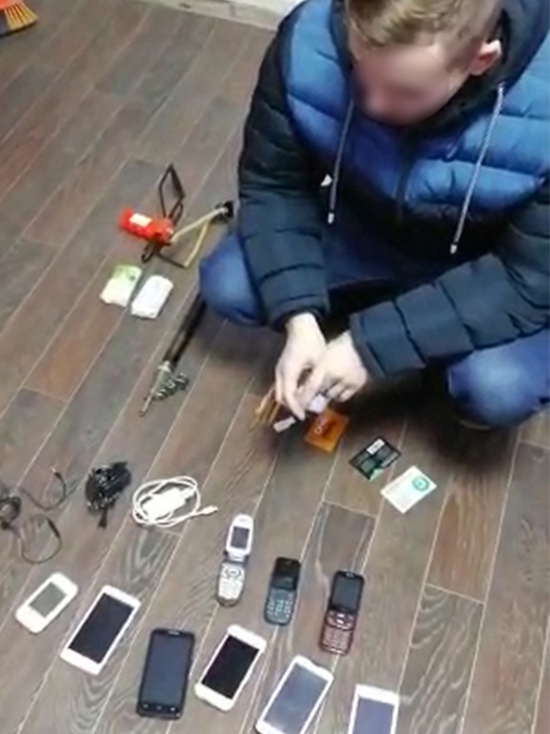 Брат заключенного в юргинской колонии пытался перебросить через забор девять мобильных телефонов