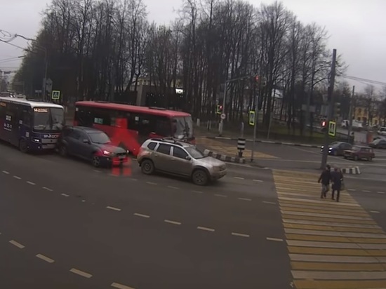 Надо было давить: Ярославские водители обсудили видео ДТП на Красной площади