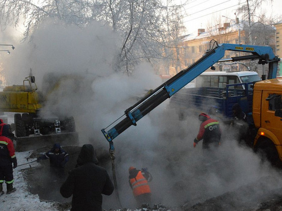 Коммунальную аварию в Барнауле устранят к вечеру 20 ноября