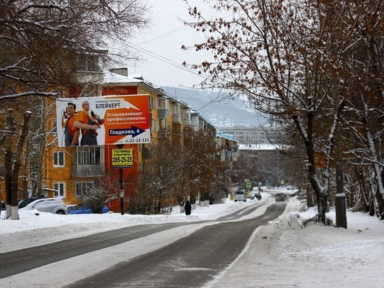 «Для сравнения с реагентом»: несколько улиц в Красноярске решили посыпать песком