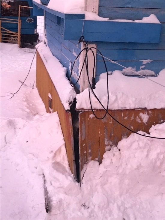 Жители Салехарда заподозрили УК в повреждении дома при уборке снега