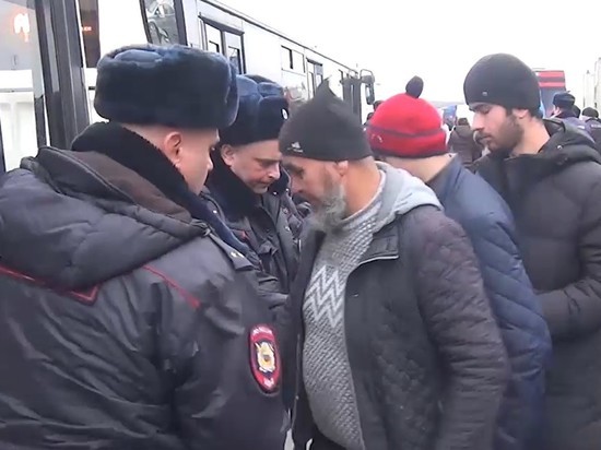 На овощебазе и оптовом рынке в Петербурге полиция отловила 185 нелегалов