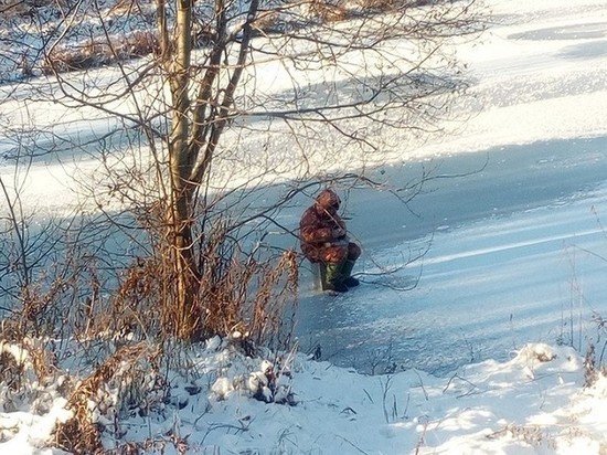 В Удмуртии жители начали выходить на зимнюю рыбалку, рискуя провлиться под лед