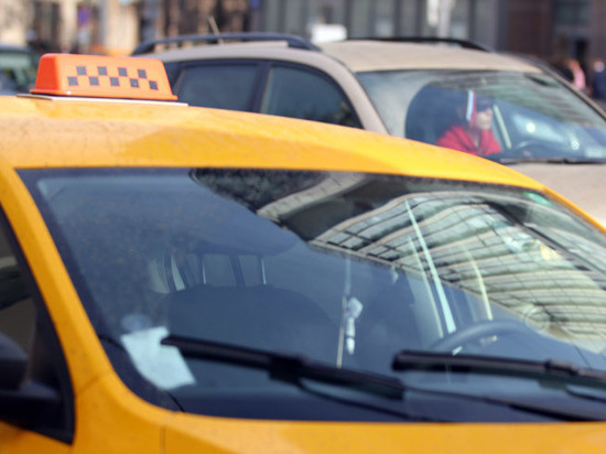В Москве проанализировали работу такси: водителей-мигрантов больше половины