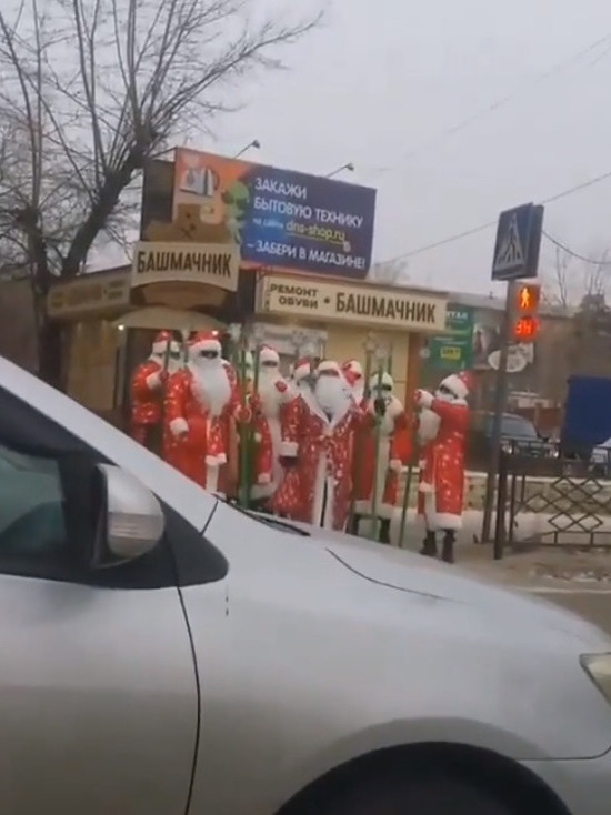 В Улан-Удэ группа Дедов Морозов проехалась на трамвае