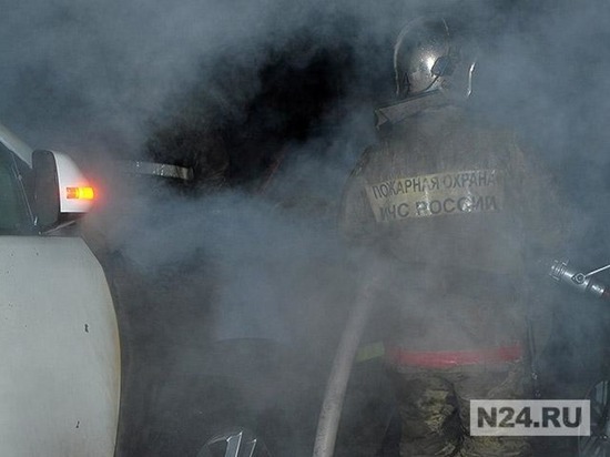 В Новом Уренгое во дворе жилого дома загорелся автомобиль