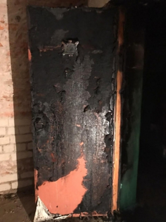 В Верхнеднепровском горела входная дверь в квартиру во многоэтажке
