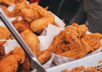34-летний британский блогер Майк Дживонс решил проверить, что произойдет, если он на протяжении недели будет питаться исключительно жареной курицей из любимого ресторана быстрого питания