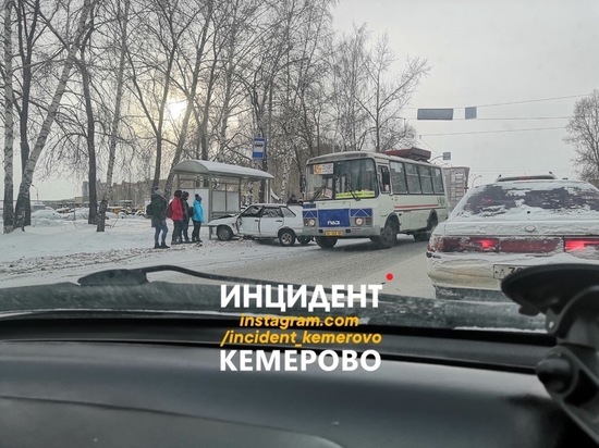 "ВАЗ" врезался в остановку после ДТП в Кемерове