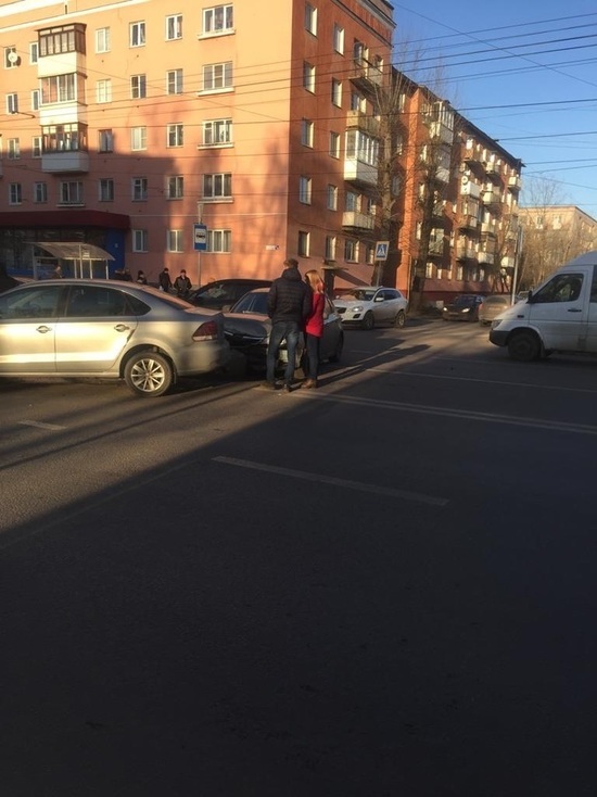 В Твери на проспекте Победы столкнулись две иномарки