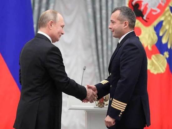 Путин наградил пилотов "Уральских авиалиний", посадивших самолет на кукурузное поле