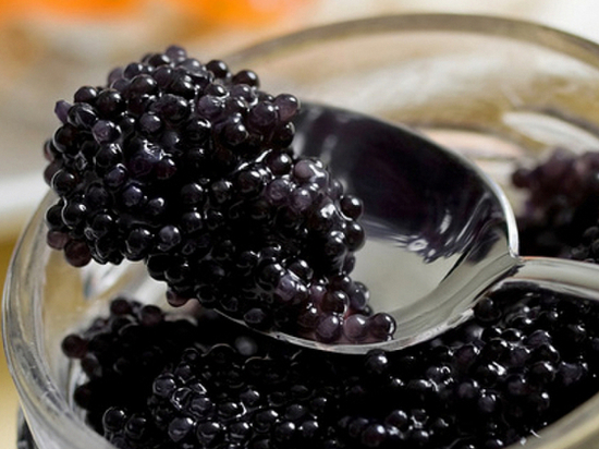 Автофургон с черной икрой задержали  в Хабаровске