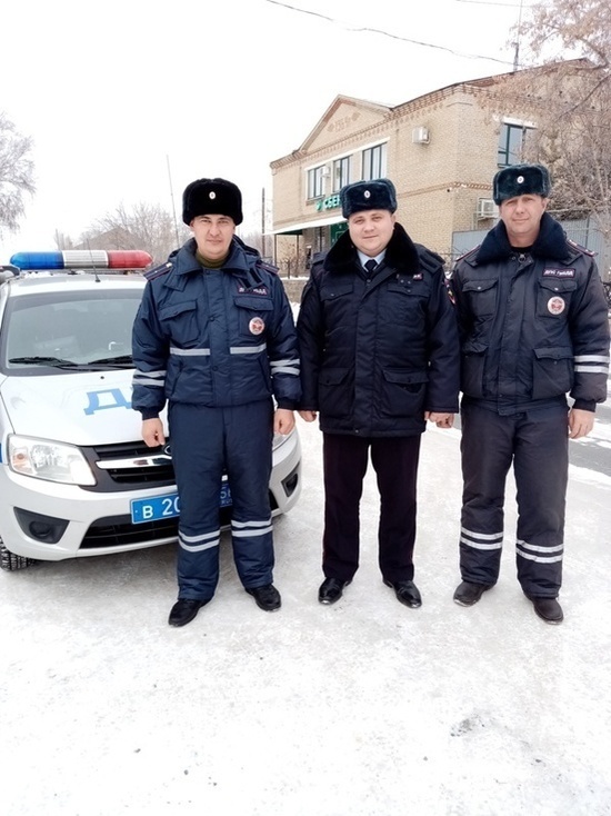 В Адамовском районе на трассе полицейские спасли семью от обледенения