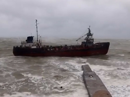 Попавшее в шторм судно попало на видео