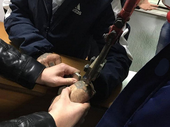 Задержанный застрял в наручниках в отделении полиции в Новороссийске