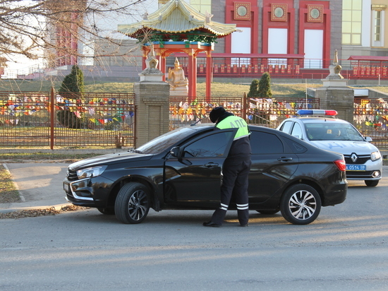 Дорожные инспекторы проверяли в калмыцкой столице тонировку машин