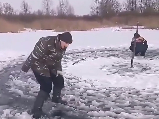 В Бурятии рыбаки устроили экстремальную карусель на льду