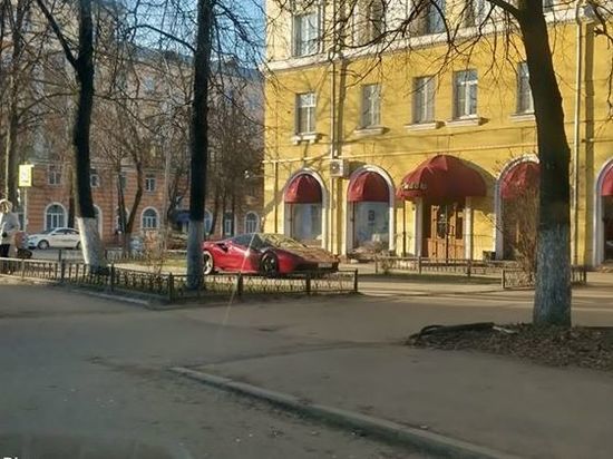 В Ярославле красная «Феррари» припарковалась на тротуаре