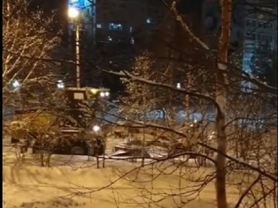 Житель Ноябрьска возмутился громкой чисткой снега