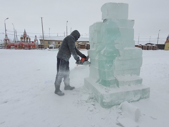 В центре Тазовского начали возводить ледяной городок