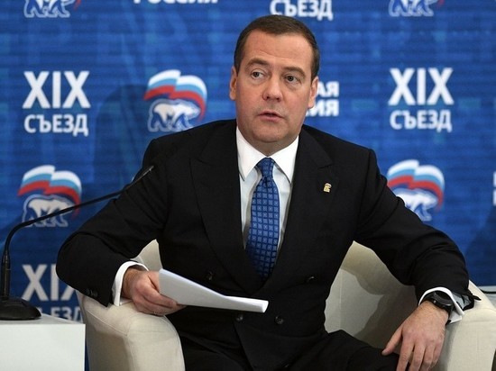 Медведев вручил партбилеты "Единой России" главам трех регионов