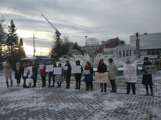«Там, где есть побои, семьи больше нет»: в Красноярске прошел пикет против домашнего насилия