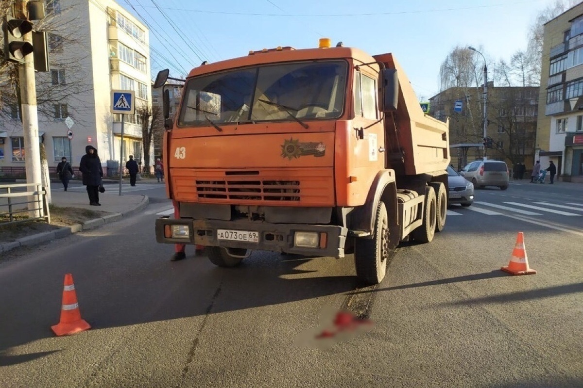 На улице Горького в Твери КамАЗ сбил мужчину - МК Тверь