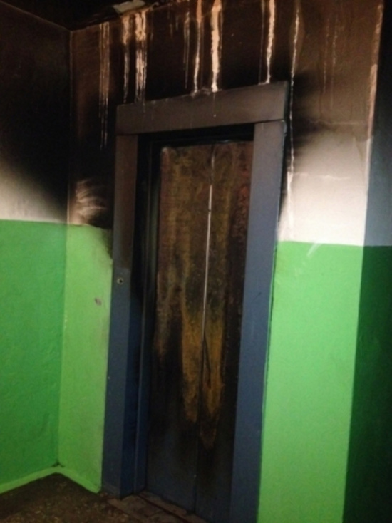 В Вязьме в подъезде многоэтажки загорелся лифт