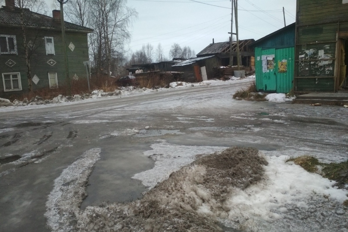 Беломорчане пожаловались главе города на лужу-каток в центре - МК Карелия