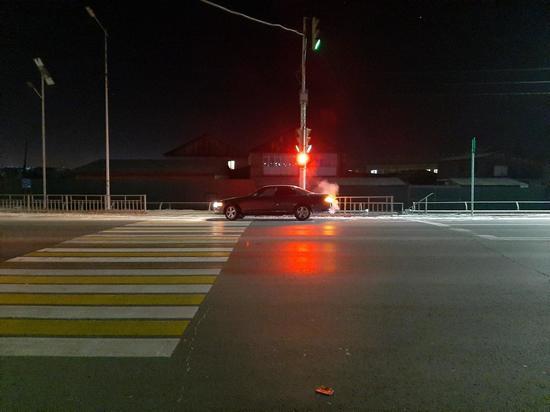 Житель Улан-Удэ пошел по «зебре» на красный свет и попал под машину