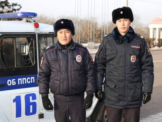 В Улан-Удэ полицейские в одном доме уняли дебошира и потушили пожар