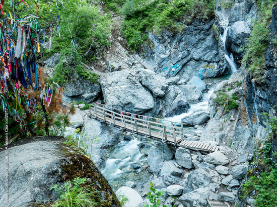 В Бурятии знаменитый «первый» водопад в Аршане очистят от надписей
