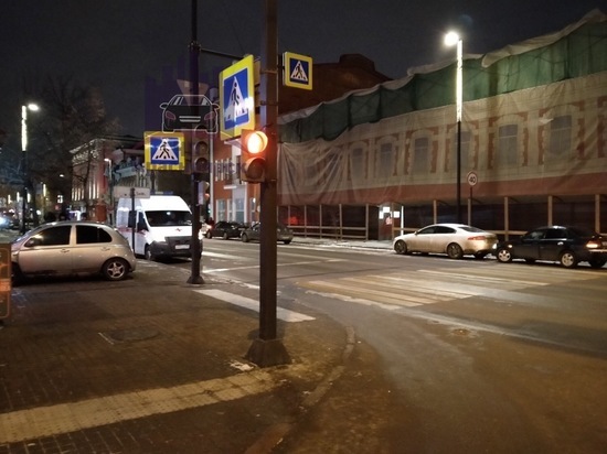 В центре Красноярска из-за нарушителя водитель въехал в здание