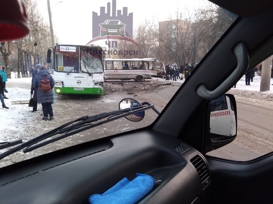 На Крупской автобус разорвало после столкновения: есть пострадавшие