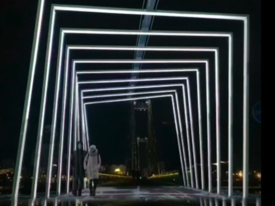 У входа на Татышев появилась фигурная световая арка