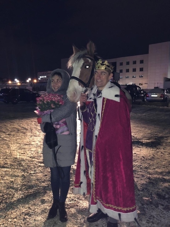«Все были в шоке!»: парень в костюме принца приехал к девушке на коне и позвал замуж