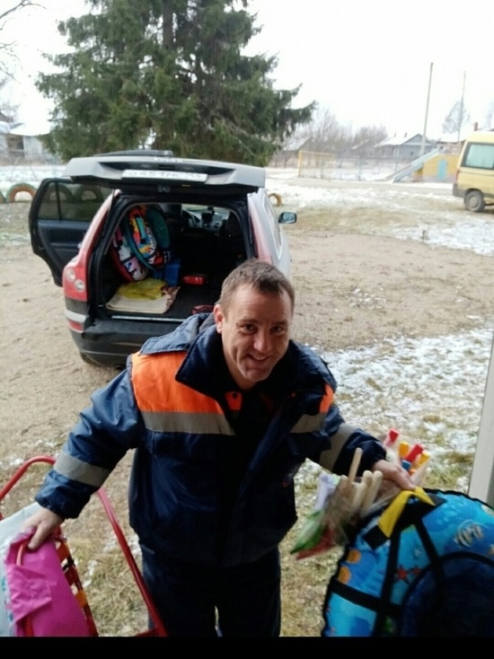 Костромские спасатели подарили детскому дому спортивный зимний инвентарь