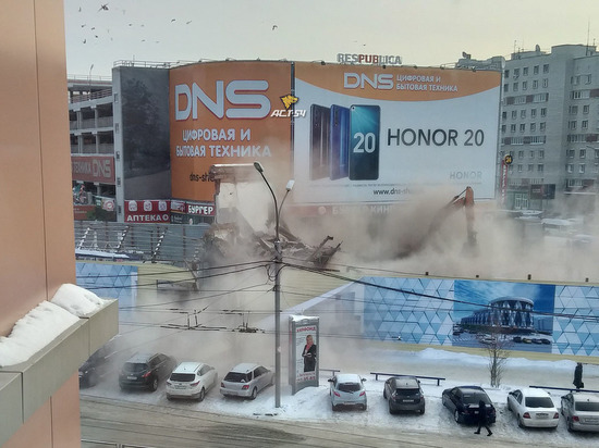 «Само развалится»: в Новосибирске стена ТЦ «Гранит» рухнула на тротуар