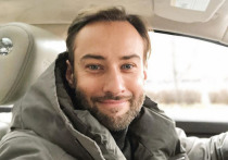 Телеведущий Дмитрий Шепелев на своей странице в Instagram опубликовал снимки 20-летней давности и признался, что ему стыдно за тогдашний свой внешний вид