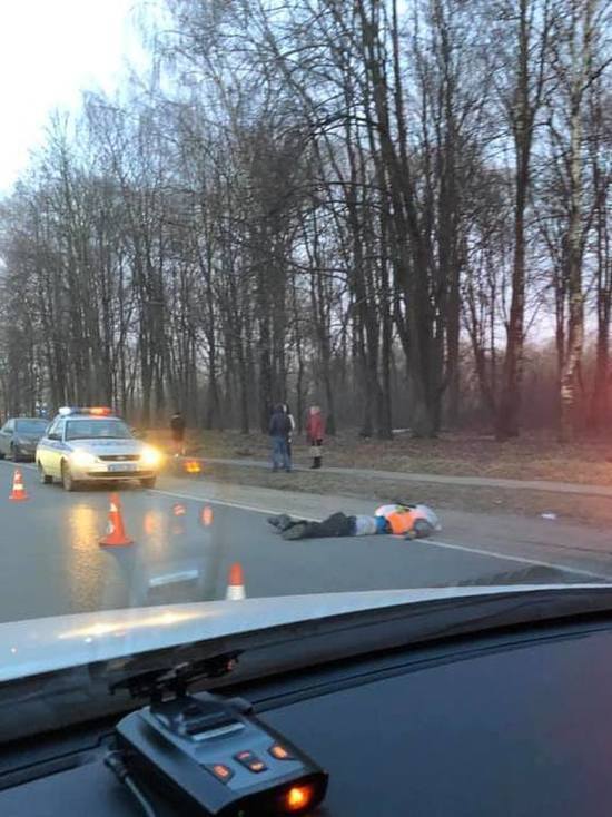 Во Фрунзенском районе Ярославля иномарка насмерть сбила дорожного рабочего