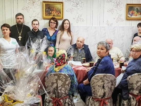 Волонтеры из Ноябрьска отвезли подарки в дом престарелых в Газ-Сале